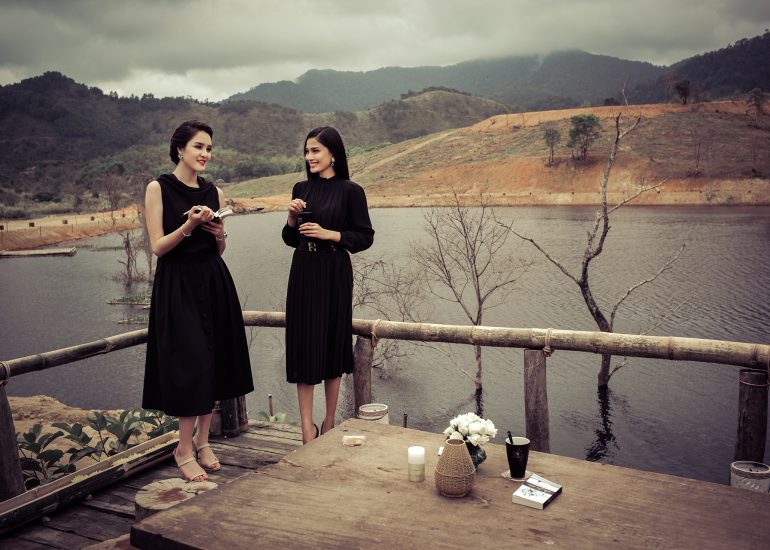 Á hậu Hoàng Anh và Trương Thị May trải nghiệm cà phê tại M'Drắk