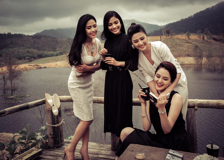 Hoa hậu Ngọc Hân, Á hậu Hoàng Anh, Trương Thị May và Hoa hậu biển Nguyễn Thị Loan trải nghiệm cà phê tại M'Drắk