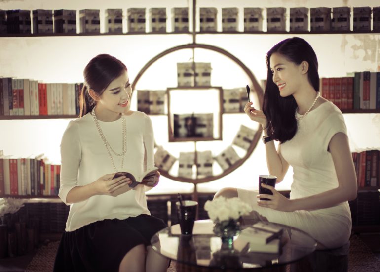 Hoa hậu Thùy Dung và á hậu Huyền My trải nghiệm cà phê tại không gian Trung Nguyên Legend