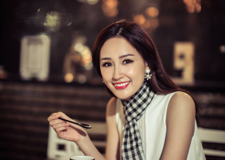 Hoa hậu Mai Phương Thúy trải nghiệm cà phê tại không gian Trung Nguyên Legend