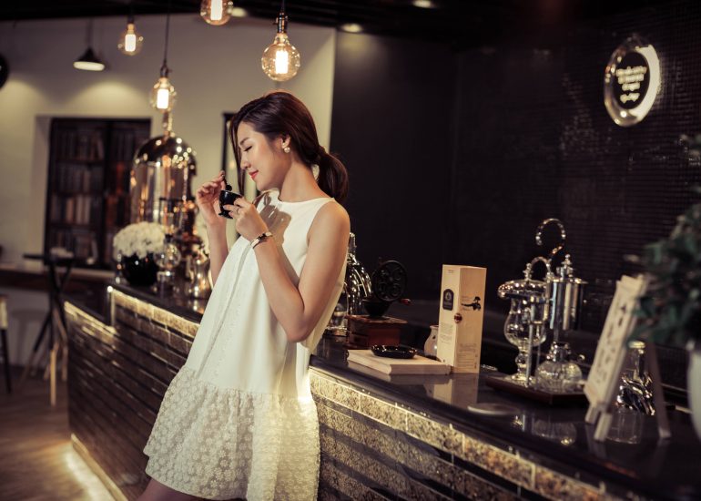 Á hậu Tú Anh trải nghiệm cà phê tại không gian Trung Nguyên Legend