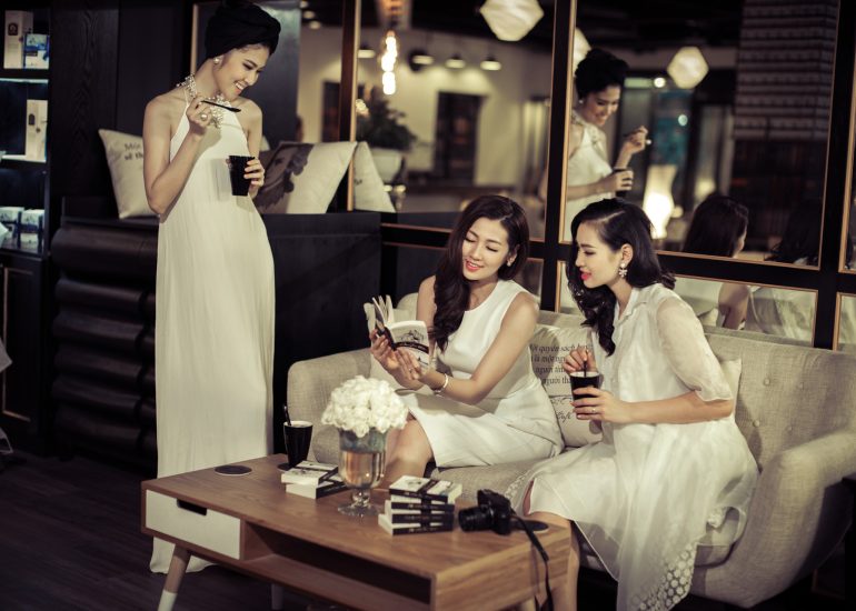 Siêu mẫu Thu Hằng, Á hậu Tú Anh trải nghiệm cà phê tại không gian Trung Nguyên Legend