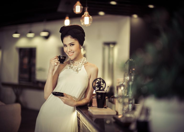 Siêu mẫu Thu Hằng trải nghiệm cà phê tại không gian Trung Nguyên Legend