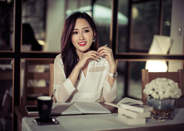 Hoa hậu Mai Phương Thúy trải nghiệm cà phê tại không gian Trung Nguyên Legend