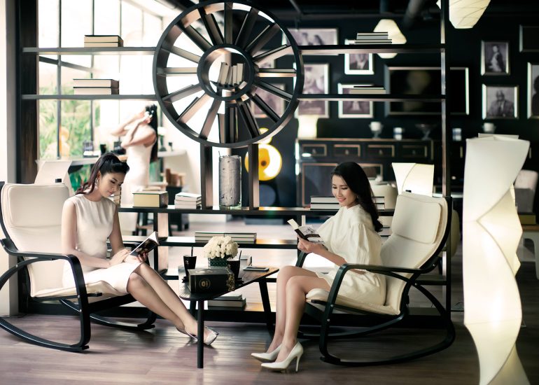 Hoa hậu Ngọc Hân và người đẹp Thanh Tú trải nghiệm cà phê tại không gian Trung Nguyên Legend