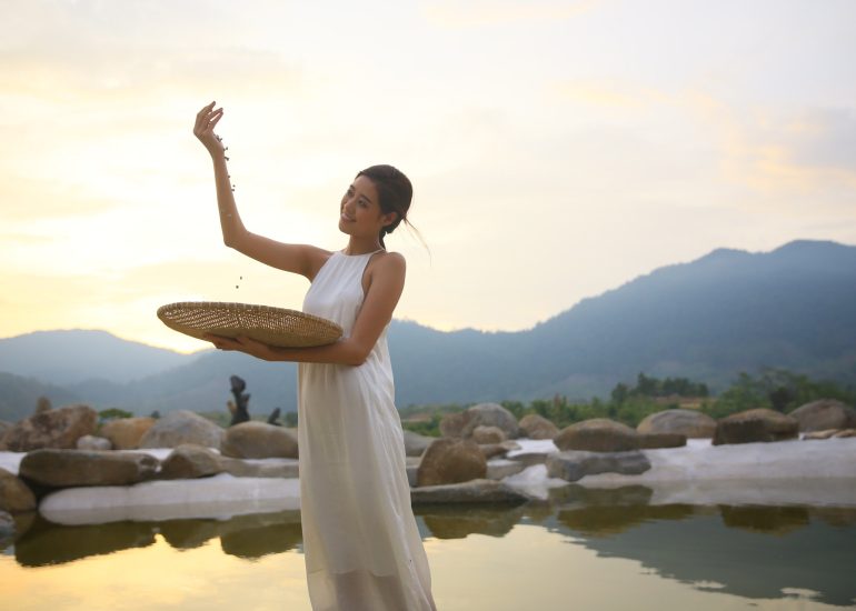 Hoa hậu Khánh Vân trải nghiệm cà phê tại M'Drắk