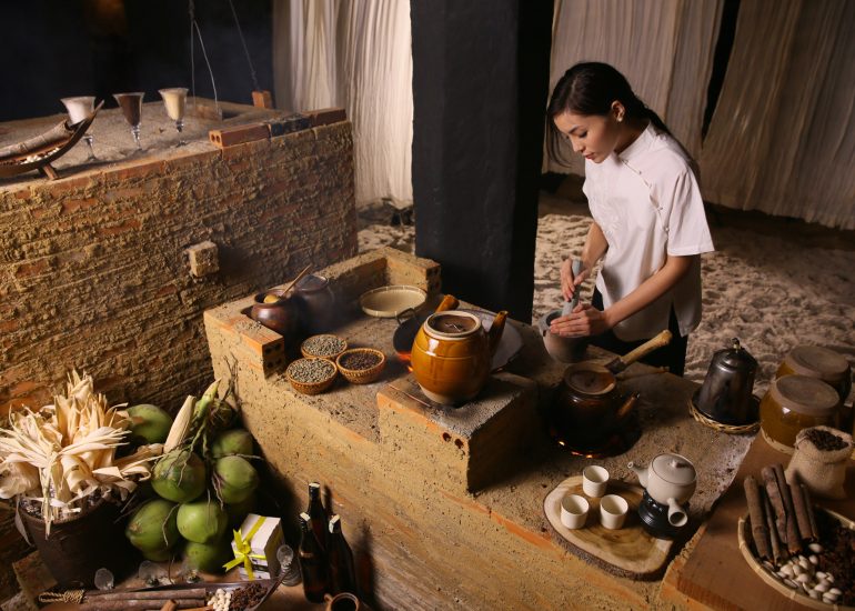 Hoa hậu Kỳ Duyên trải nghiệm cà phê tại M'Drắk