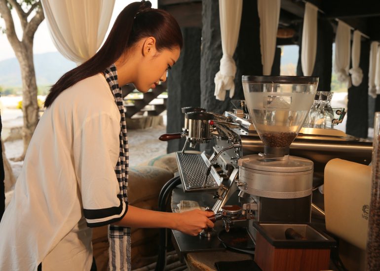 Hoa hậu Khánh Vân trải nghiệm cà phê tại M'Drắk