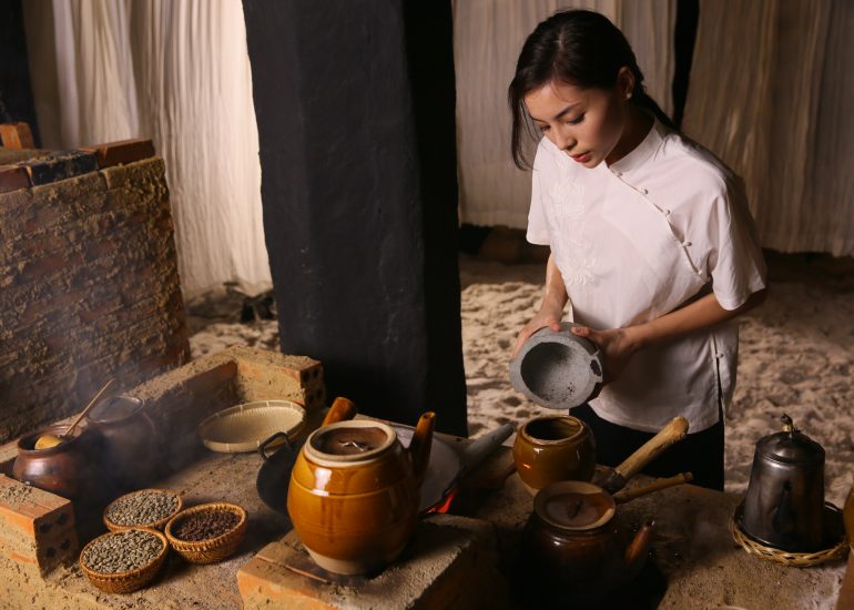 Hoa hậu Kỳ Duyên trải nghiệm cà phê tại M'Drắk