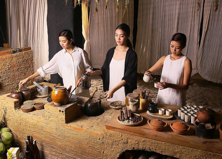 Á hậu Thúy Vân, Hoa hậu Thùy Dung, Hoa hậu Khánh Vân trải nghiệm cà phê tại M'Drắk