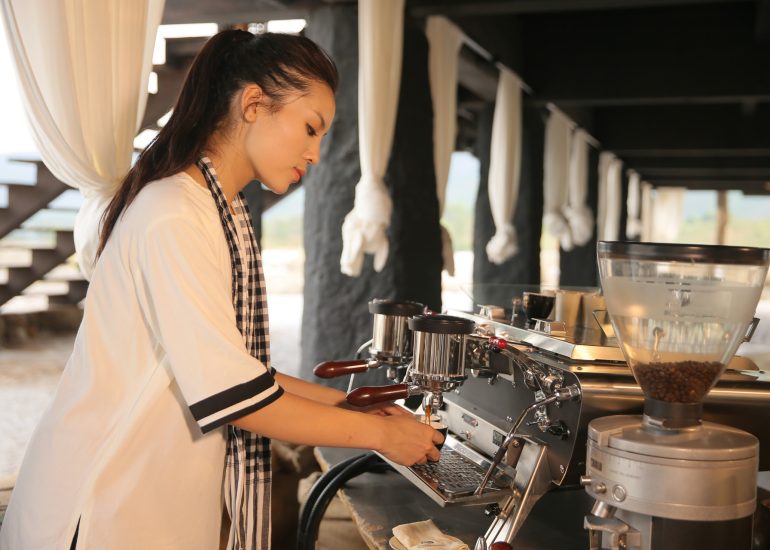 Hoa hậu Kỳ Duyên trải nghiệm cà phê tại M'Drắk