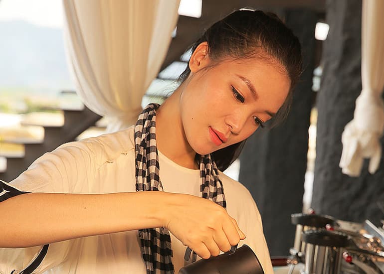 Hoa hậu Thùy Dung trải nghiệm cà phê tại M'Drắk