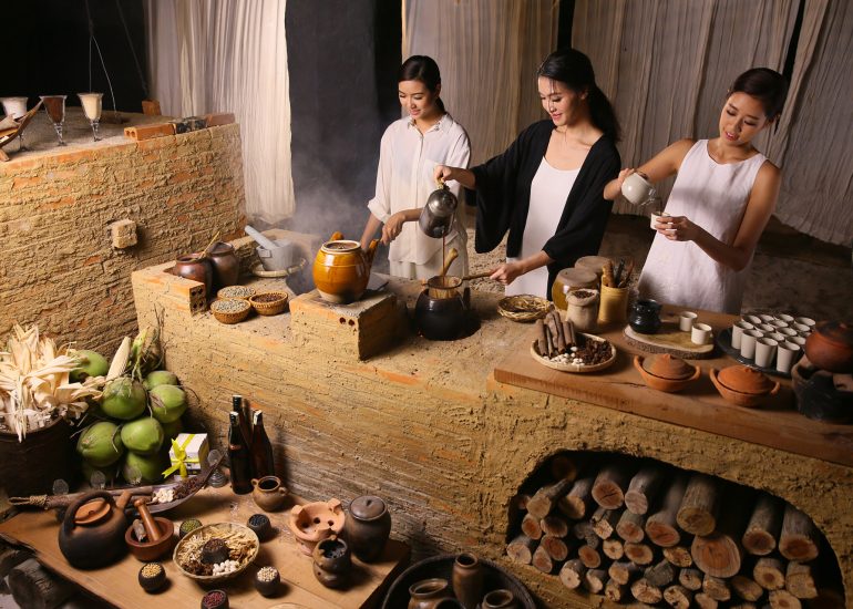 Á hậu Thúy Vân và Hoa hậu Thùy Dung, Khánh Vân trải nghiệm quy trình tạo tác cà phê tại M'Drắk