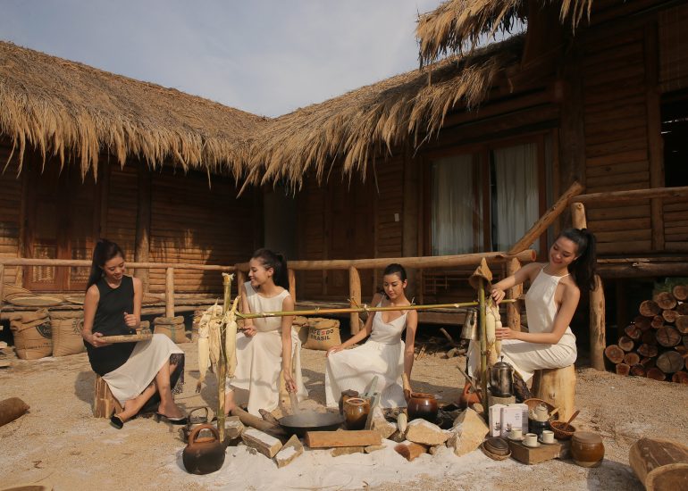 Á hậu Thúy Vân và Hoa hậu Thùy Dung, Kỳ Duyên, Khánh Vân trải nghiệm quy trình tạo tác cà phê tại M'Drắk