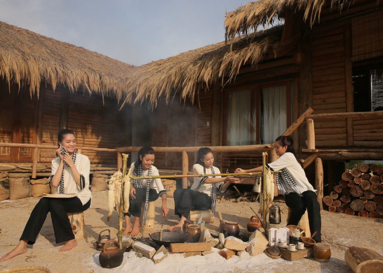 Á hậu Thúy Vân và Hoa hậu Thùy Dung, Kỳ Duyên, Khánh Vân trải nghiệm quy trình tạo tác cà phê tại M'Drắk