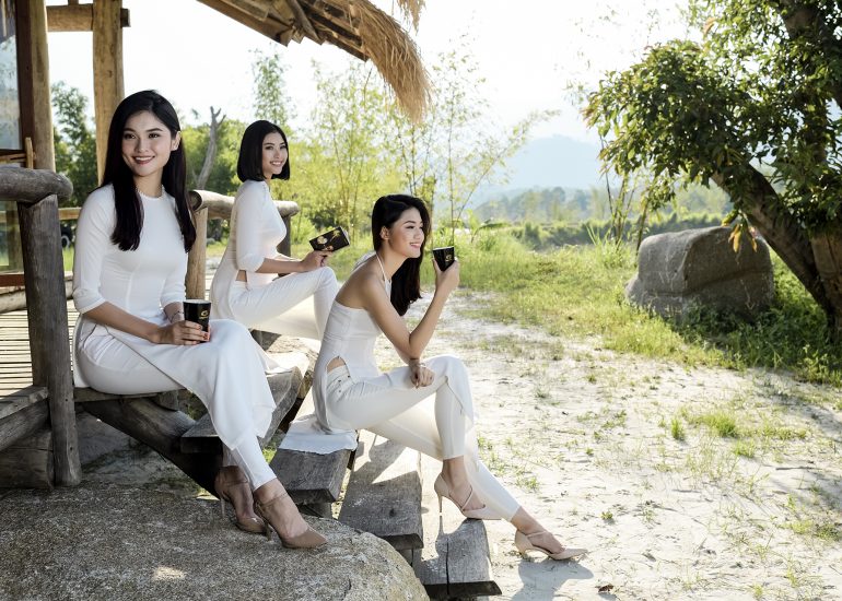 Á hậu Thùy Dung, Á hậu Thanh Tú và người đẹp Đào Thị Hà trải nghiệm cà phê tại M'Drắk