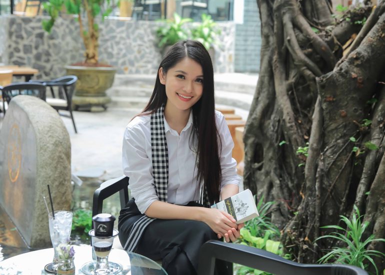 Á hậu Thùy Dung trải nghiệm cà phê tại không gian Trung Nguyên Legend