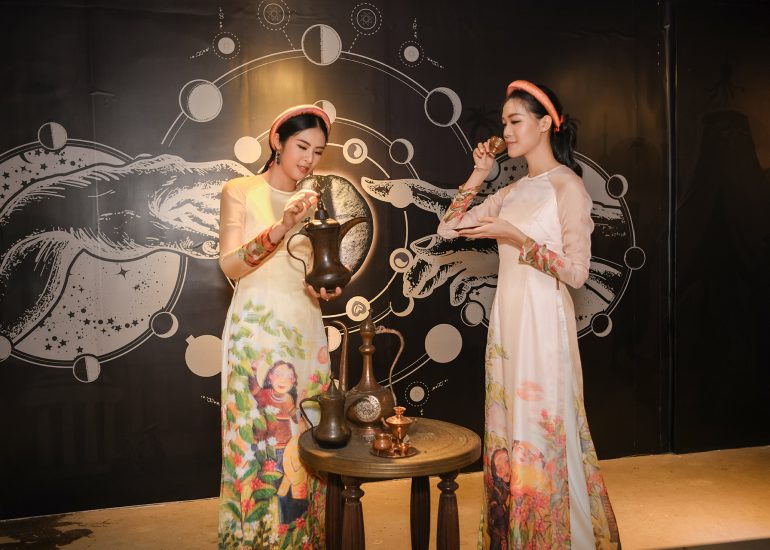 Hoa hậu Ngọc Hân và Hoa hậu Thùy Dung trải nghiệm cà phê tại Bảo tàng Thế giới Cà phê