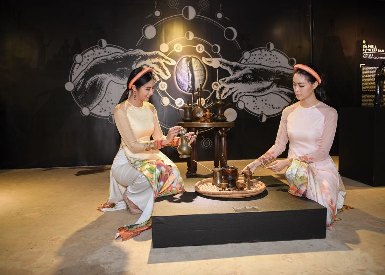 Hoa hậu Ngọc Hân và Hoa hậu Thùy Dung tham quan triển lãm cà phê tại Bảo tàng Thế giới Cà phê