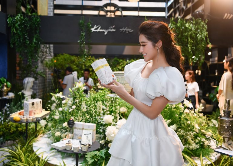 Á hậu Huyền My trải nghiệm cà phê tại không gian Trung Nguyên Legend