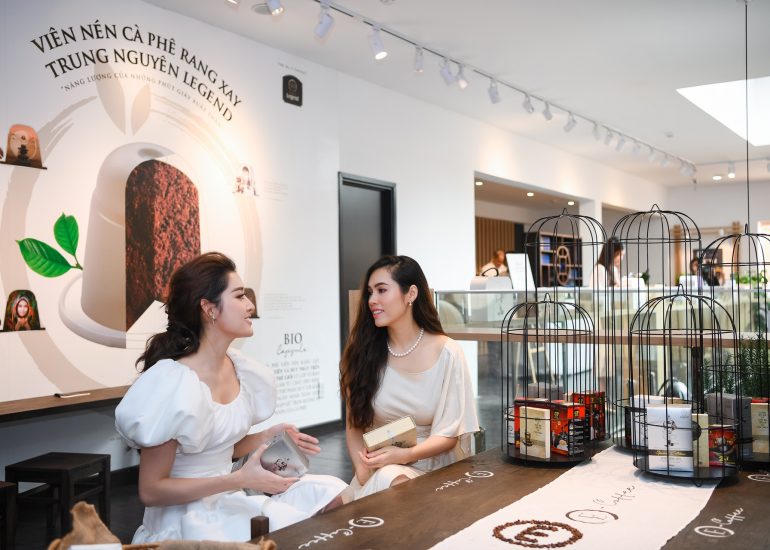 Á hậu Huyền My, Á hậu Hoàng My trải nghiệm cà phê tại không gian Trung Nguyên Legend