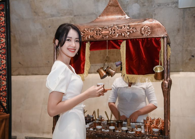 Họa sĩ Anh Thư trải nghiệm văn minh cà phê Ottoman tại Bảo tàng Thế giới Cà Phê