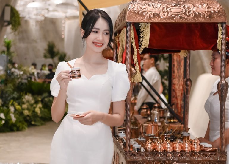 Họa sĩ Anh Thư trải nghiệm văn minh cà phê Ottoman tại Bảo tàng Thế giới Cà Phê