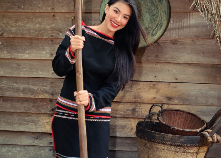 Á hậu Kim Duyên trải nghiệm cà phê tại M'Drắk