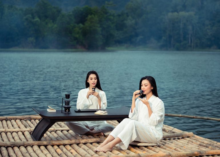 Hoa hậu Tiểu Vy và Á hậu Kim Duyên trải nghiệm cà phê tại M'Drắk