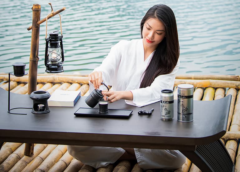 Á hậu Kim Duyên trải nghiệm cà phê tại M'Drắk