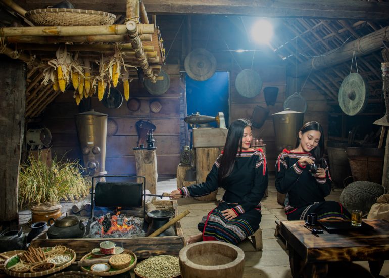 Hoa hậu Tiểu Vy và Á hậu Kim Duyên trải nghiệm cà phê tại M'Drắk