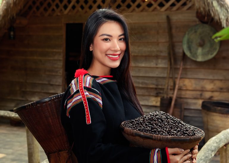 Á hậu Kim Duyên trải nghiệm cà phê tại M'Drắk