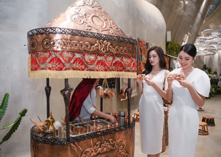 Hoa hậu Đỗ Thị Hà và Hoa hậu Tiểu Vy khám phá văn minh cà phê Ottoman tại Bảo tàng Thế giới Cà phê
