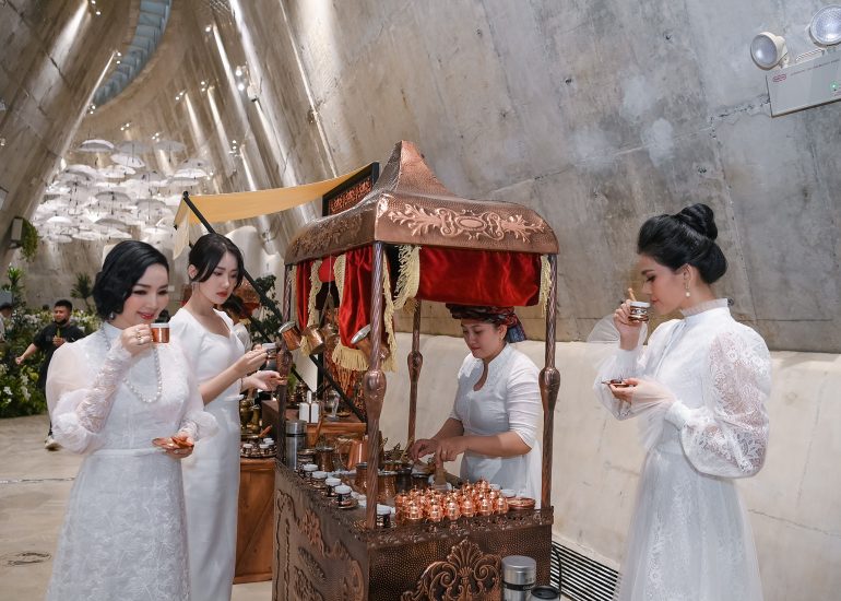 Hoa hậu Giáng My, Á hậu Trương Thị May và Họa sĩ - Nhà thiết kế Anh Thư khám phá văn minh cà phê Ottoman tại Bảo tàng Thế giới Cà phê