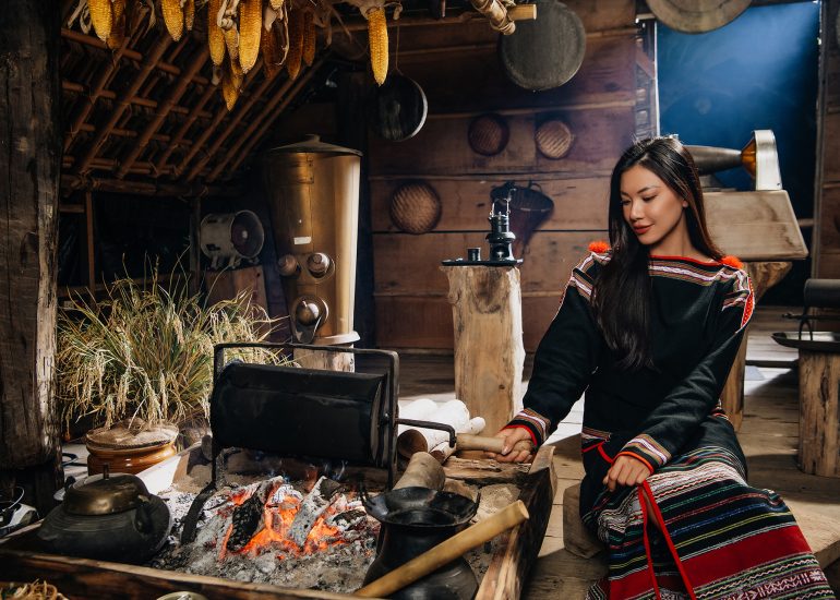 Á hậu Kim Duyên trải nghiệm quy trình tạo tác cà phê tại M'Drắk