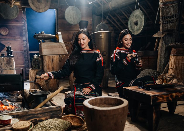 Hoa hậu Tiểu Vy, Á hậu Kim Duyên trải nghiệm quy trình tạo tác cà phê tại M'Drắk