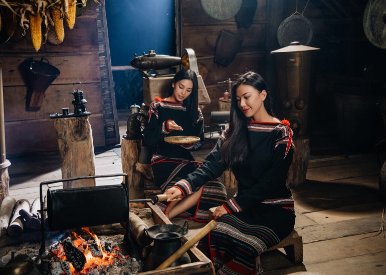 Hoa hậu Tiểu Vy, Á hậu Kim Duyên trải nghiệm quy trình tạo tác cà phê tại M'Drắk