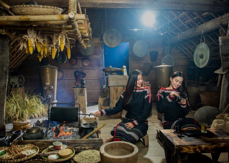 Hoa hậu Tiểu Vy, Á hậu Kim Duyên trải nghiệm quy trình tạo tác cà phê tại M'Drắk