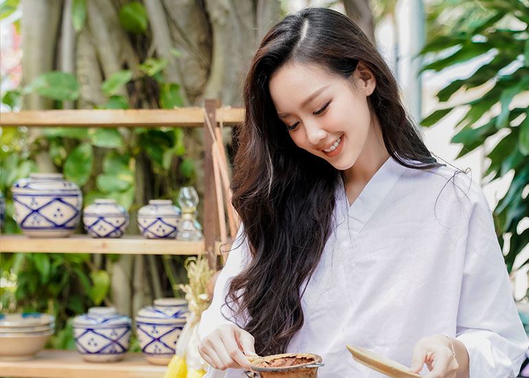 Hoa hậu Bảo Ngọc trải nghiệm cà phê tại Thế giới Cà phê Trung Nguyên Legend