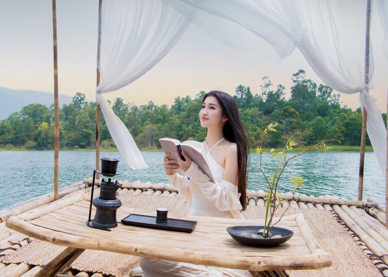 Á hậu Phương Nhi trải nghiệm cà phê tại M'Drắk