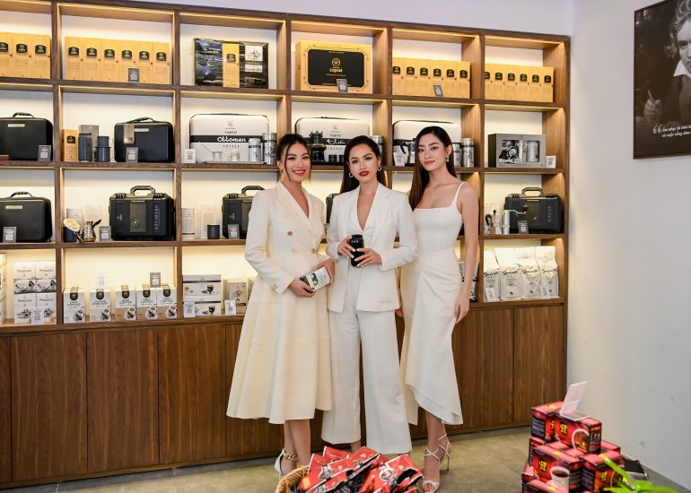 Á hậu Kim Duyên. Á hậu Hoàng My, Hoa hậu Lương Thùy Linh trải nghiệm cà phê tại Thế giới Cà phê Trung Nguyên Legend