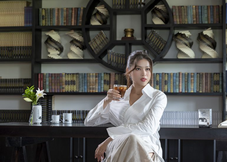 Á hậu Ngọc Thảo trải nghiệm cà phê tại M'Drắk