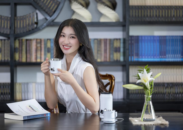 Á hậu Phương Nhi trải nghiệm cà phê tại M'Drắk