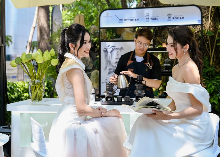 Á hậu Phương Anh và Á hậu Ngọc Thảo trải nghiệm cà phê Thiền tại Thế giới cà phê Trung Nguyên Legend