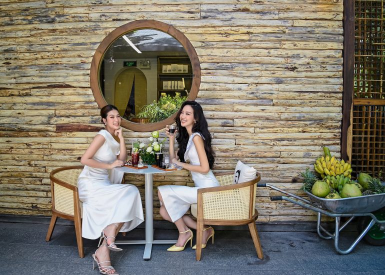 Hoa hậu Thiên Ân và Hoa hậu Bảo Ngọc trải nghiệm cà phê tại Thế giới cà phê Trung Nguyên Legend