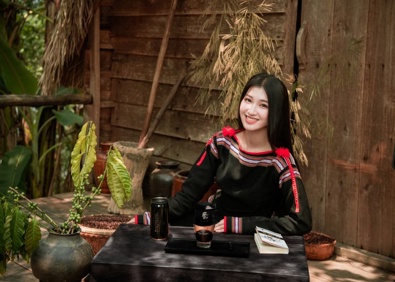 Á hậu Phương Nhi trải nghiệm cà phê tại M'Drắk