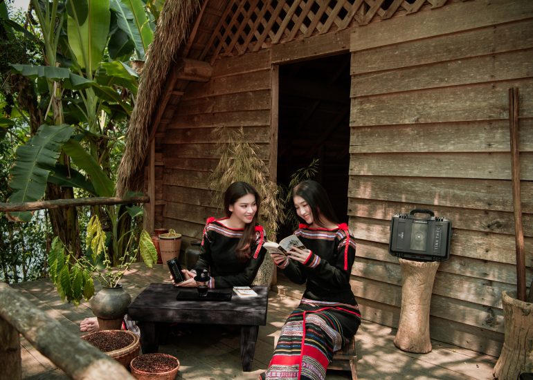 Á hậu Ngọc Thảo và Á hậu Phương Nhi trải nghiệm cà phê tại M'Drắk