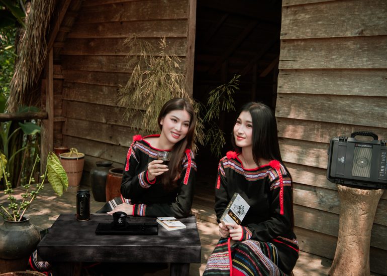 Á hậu Ngọc Thảo và Á hậu Phương Nhi trải nghiệm cà phê tại M'Drắk