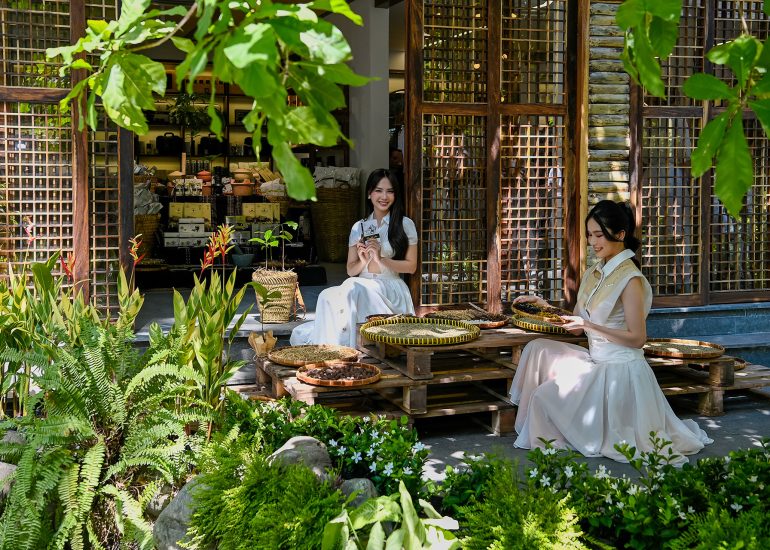 Hoa hậu Mai Phương và Á hậu Phương Anh trải nghiệm cà phê tại Thế giới Cà phê Trung Nguyên Legend