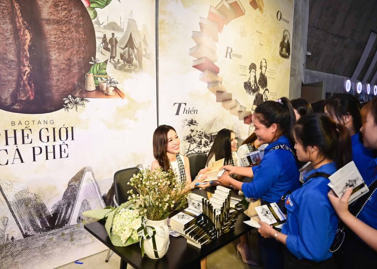 Á hậu Phương Nga trao tặng sách quý đổi đời cho thanh niên tại Bảo tàng Thế giới Cà phê